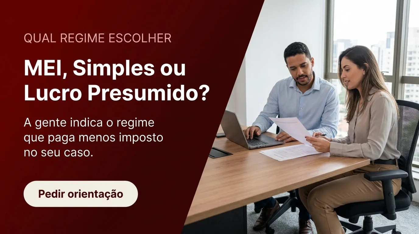 Contador orientando um cliente na escolha do regime tributário para abrir empresa, com documentos e notebook sobre a mesa
