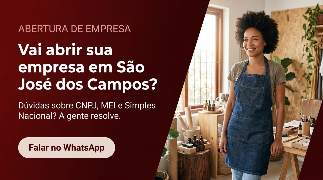 Jovem empreendedora sorrindo no seu próprio ateliê recém-aberto, representando como abrir empresa em São José dos Campos