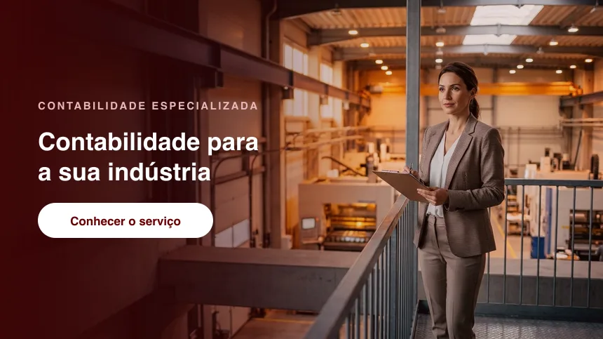 Contadora e gestor industrial apertando as mãos na fábrica · contabilidade especializada em indústria e Bloco K