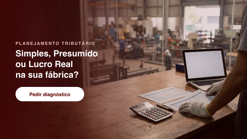 Contadora e gestor analisando planilhas de estoque e produção · organizar os registros do Bloco K da indústria