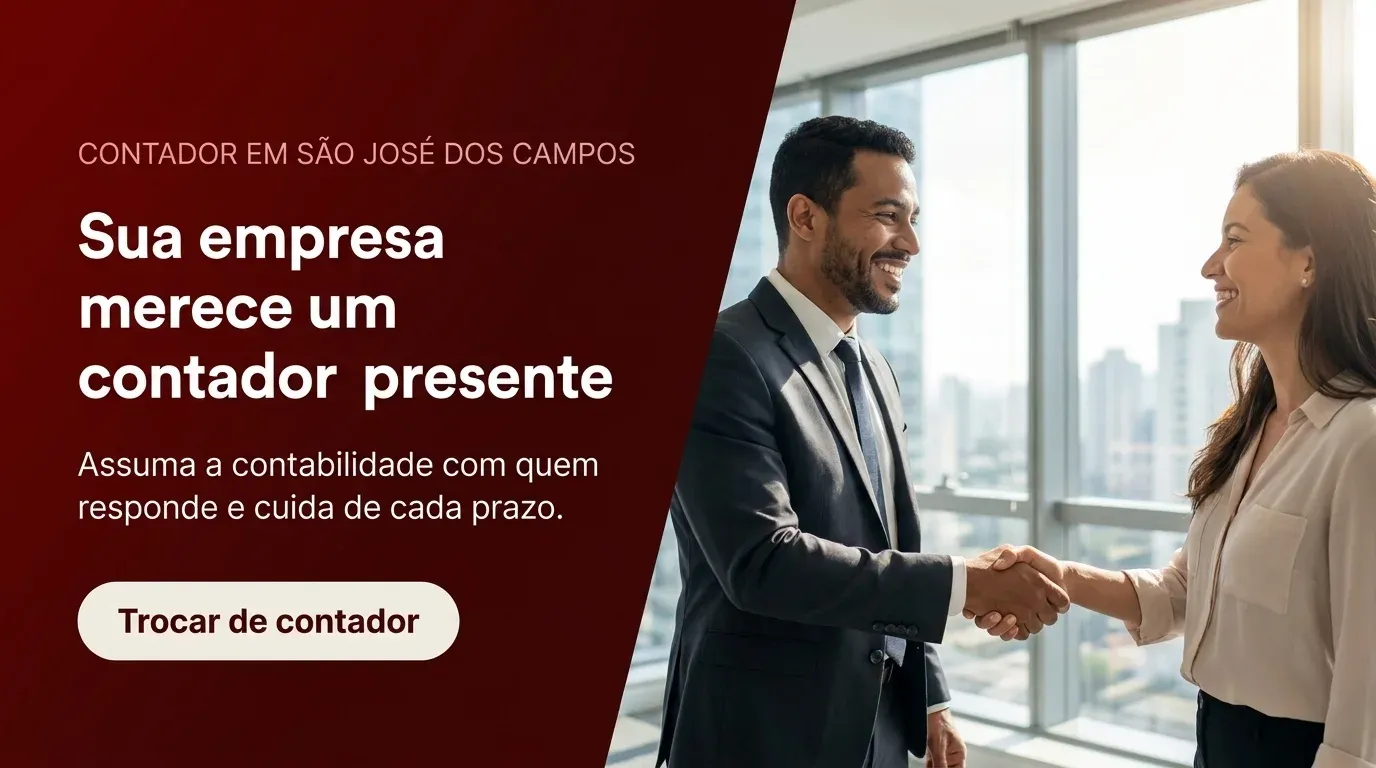 Aperto de mãos entre empresário e nova contadora após concluir a troca de contador em São José dos Campos
