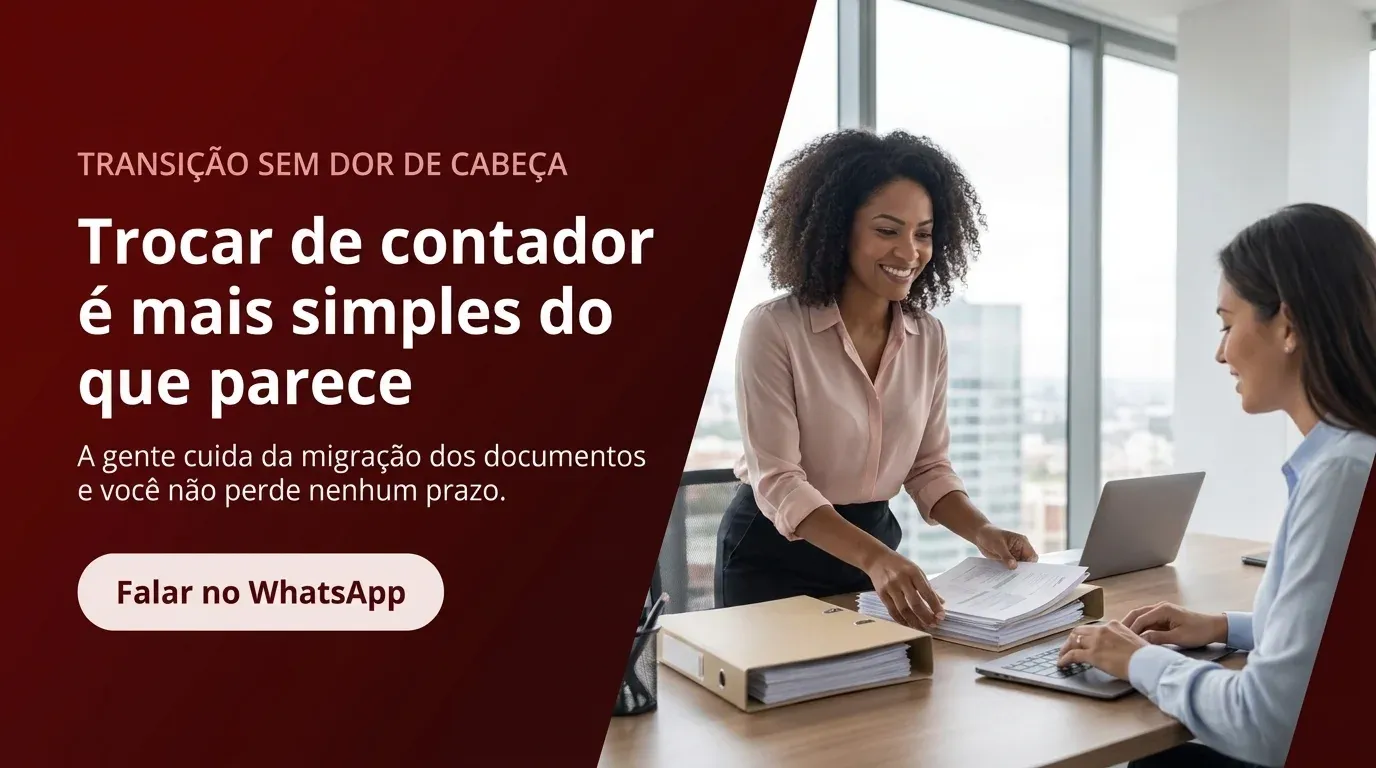 Contadora conduzindo a transição de documentos de um novo cliente que acabou de trocar de contador, com notebook e pastas sobre a mesa