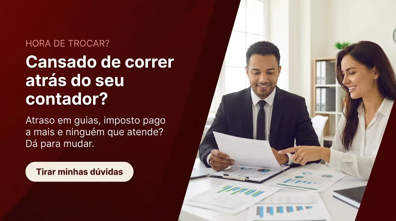 Empresário aliviado analisando relatórios organizados após trocar de contador, com o novo profissional ao lado