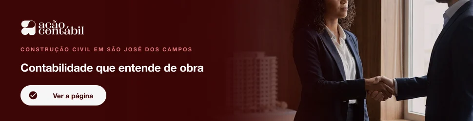 Equipe inspecionando fundação de prédio com prancheta de auditoria em mãos.