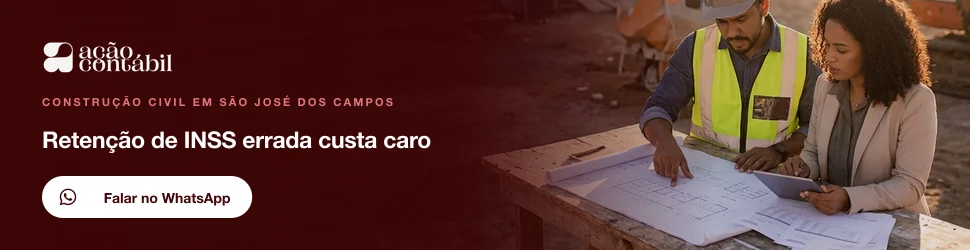Empresário assinando contrato de empreitada total com construtora no escritório.