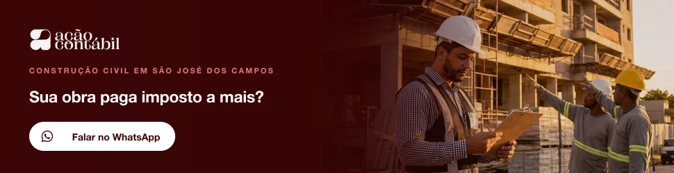 Engenheiro e contador analisando planta de obra para evitar passivos de responsabilidade solidária na construção civil.