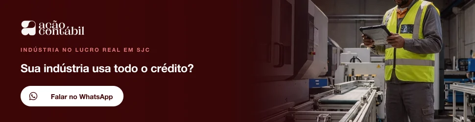 Gestor industrial analisando painel financeiro sobre o imposto seletivo na indústria