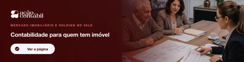 Empresário verificando contratos de venda de imóveis no Vale do Paraíba