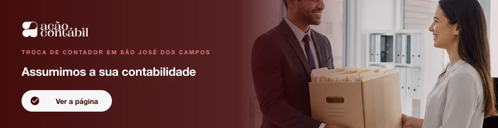 Diretor da indústria assinando a transferência de responsabilidade técnica para o novo escritório