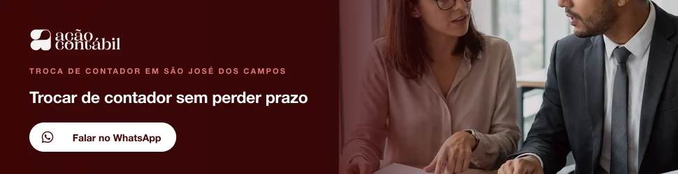 Gestor de construção civil discutindo retenções de impostos com a nova equipe em reunião presencial