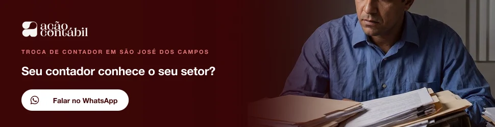 Empresário de São José dos Campos lendo relatórios para entender como saber se o contador é bom na prática